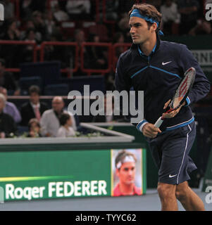 Roger Federer von der Schweiz erwärmt sich vor seinem BNP Paribas Masters der zweiten Runde gegen den Franzosen Adrian Mannarino in Paris am 9. November 2011. Federer besiegt Mannarino 6-2, 6-3 in die dritte Runde. UPI/David Silpa Stockfoto