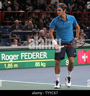 Roger Federer von der Schweiz erwärmt sich vor seinem BNP Paribas Masters der zweiten Runde gegen den Franzosen Adrian Mannarino in Paris am 9. November 2011. Federer besiegt Mannarino 6-2, 6-3 in die dritte Runde. UPI/David Silpa Stockfoto