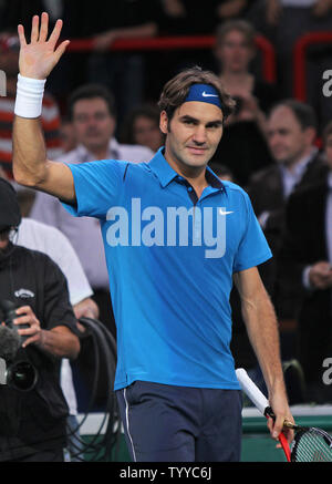 Roger Federer von der Schweiz erkennt der Gast, nachdem er seine BNP Paribas Masters der zweiten Runde gegen den Franzosen Adrian Mannarino in Paris am 9. November 2011. Federer besiegt Mannarino 6-2, 6-3 in die dritte Runde. UPI/David Silpa Stockfoto