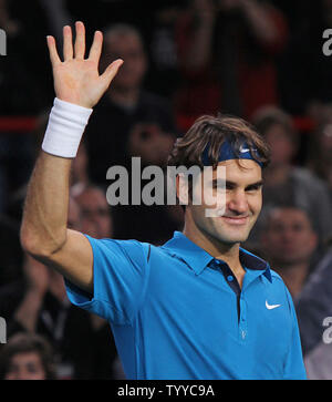 Roger Federer von der Schweiz erkennt der Gast, nachdem er seine BNP Paribas Masters im Halbfinale gegen Tschechien Tomas Berdych in Paris am 12. November 2011. Federer besiegt Berdych 6-4, 6-2 ins Finale vorzurücken. UPI/David Silpa Stockfoto