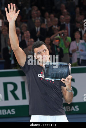 Der Franzose Jo-Wilfried Tsonga hält die Runner-up-Trophäe nach von Roger Federer von der Schweiz besiegt in der BNP Paribas Masters Finale in Paris am 13. November 2011. Federer besiegt Tsonga 6-1, 7-6 (3) das Turnier zum ersten Mal in seiner Karriere zu gewinnen. UPI/David Silpa Stockfoto