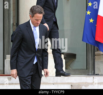 US-Finanzminister Timothy Geithner lässt das Elysee Palace nach einem Treffen mit dem französischen Präsidenten Nicolas Sarkozy und der französische Finanzminister François Baroin in Paris am 7. Dezember 2011. Geithner wird in Europa Gespräche mit den Führern der EU über den Zustand der Eurozone vor einem Sondergipfel in Brüssel später diese Woche zu halten. UPI/David Silpa Stockfoto