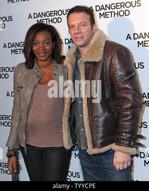 Daniela Beye und Samuel Le Bihan kommen für die französische Premiere des Films "Eine gefährliche Methode" in Paris am 12. Dezember 2011. UPI/David Silpa. Stockfoto