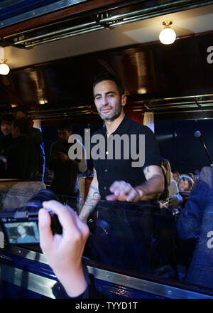 US-Fashion Designer Marc Jacobs ist photgraphed am Ende der Präsentation der Herbst-winter 2012-13 Louis Vuitton Prêt-à-porter-Kollektion in Paris Fashion Week am 7. März 2012 in Paris, Frankreich. UPI/Eco Clement Stockfoto