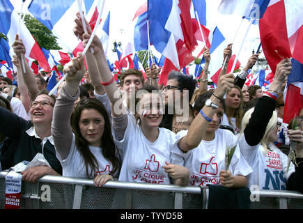 Der französische Präsident Nicolas Sarkozy spricht während einer Party Rally am Tag vor dem zweiten Wahlgang der Präsidentschaftswahlen in Frankreich Paris, Frankreich, am 1. Mai 2012. Sarkozy ist von seinen sozialistischen Rivalen François Hollande Morgen während einer TV-Debatte zu stellen. UPI/Eco Clement Stockfoto