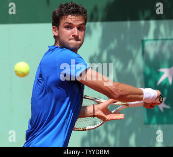 Bulgarische Grigor Dimitrov schlägt einen Schuß während seiner French Open mens gegen Amerikaner Donald Young in Roland Garros in Paris am 29. Mai 2012. Dimitrov besiegte Junge 7-6 (3), 6-1, 6-1 in die nächste Runde zu gelangen. UPI/David Silpa Stockfoto