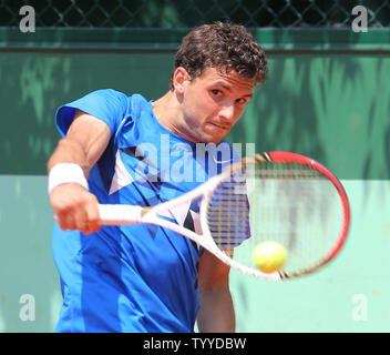 Bulgarische Grigor Dimitrov schlägt einen Schuß während seiner French Open mens gegen Amerikaner Donald Young in Roland Garros in Paris am 29. Mai 2012. Dimitrov besiegte Junge 7-6 (3), 6-1, 6-1 in die nächste Runde zu gelangen. UPI/David Silpa Stockfoto