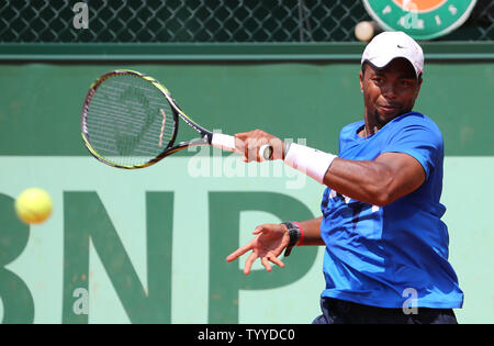 Amerikaner Donald Young schlägt einen Schuß während seiner French Open mens gegen Bulgarische Grigor Dimitrov in Roland Garros in Paris am 29. Mai 2012. Dimitrov besiegte Junge 7-6 (3), 6-1, 6-1 in die nächste Runde zu gelangen. UPI/David Silpa Stockfoto