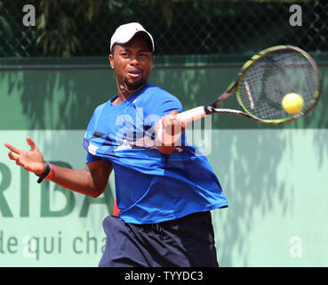 Amerikaner Donald Young schlägt einen Schuß während seiner French Open mens gegen Bulgarische Grigor Dimitrov in Roland Garros in Paris am 29. Mai 2012. Dimitrov besiegte Junge 7-6 (3), 6-1, 6-1 in die nächste Runde zu gelangen. UPI/David Silpa Stockfoto