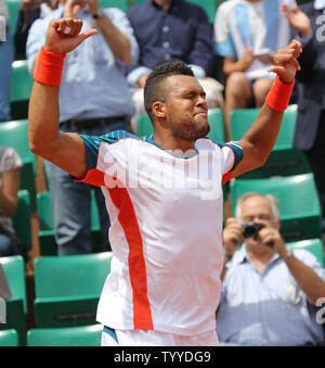 Der Franzose Jo-Wilfried Tsonga feiert, nachdem er seine French Open mens zweite runde Spiel gegen Deutschen Cedrik-Marcel Stebe in Roland Garros in Paris am 31. Mai 2012. Tsonga besiegt Stebe 6-2, 4-6, 6-2, 6-1 in die nächste Runde zu gelangen. UPI/David Silpa Stockfoto