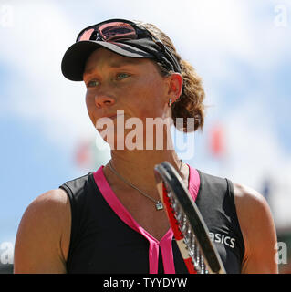 Australierin Samantha Stosur Pausen beim Halbfinale der French Open Frauen Match gegen Italienische Sara Errani in Roland Garros in Paris am 7. Juni 2012. Errani besiegt Stosur 7-5, 1-6, 6-3 für die Frauen ins Finale vorzurücken. UPI/David Silpa Stockfoto