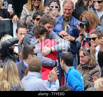 Der Spanier Rafael Nadal (rotes Hemd) umfasst Los Angeles Laker und Landsmann Pau Gasol nach Nadal final der French Open Männer Match gegen den Serben Novak Djokovic in Roland Garros in Paris am 11. Juni 2012 gewonnen. Nadal besiegt Djokovic 6-4, 6-3, 2-6, 7-5 in einem Spiel, dass eines Tages wegen des Regens seine Aufzeichnung 7 French Open Titel zu gewinnen verzögert wurde. UPI/David Silpa Stockfoto