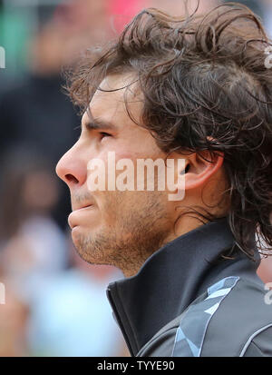 Der Spanier Rafael Nadal kämpft mit den Tränen während der Wiedergabe des spanische Nationalhymne, nachdem er endgültig seine French Open Männer Match gegen den Serben Novak Djokovic in Roland Garros in Paris am 11. Juni 2012. Nadal besiegt Djokovic 6-4, 6-3, 2-6, 7-5 in einem Spiel, dass eines Tages wegen des Regens seine Aufzeichnung 7 French Open Titel zu gewinnen verzögert wurde. UPI/David Silpa Stockfoto