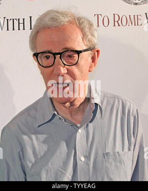 Woody Allen kommt für die französische Premiere des Films "nach Rom mit Liebe" in Paris am 25. Juni 2012. UPI/David Silpa. Stockfoto