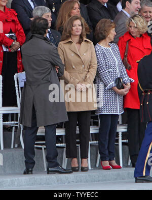 Valerie Trierweiler, der Partner des französischen Präsidenten François Hollande, erwartet den Beginn der jährlichen Tag der Bastille Militärparade auf der Place de la Concorde in Paris am 14. Juli 2012. UPI/David Silpa Stockfoto