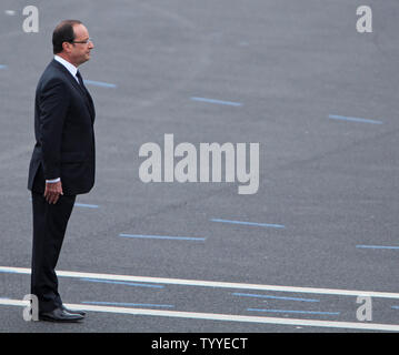 Der französische Präsident Francois Hollande erwartet den Beginn der jährlichen Tag der Bastille Militärparade auf der Place de la Concorde in Paris am 14. Juli 2012. UPI/David Silpa Stockfoto