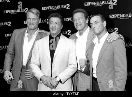 (Von L nach R) Dolph Lundgren, Sylvester Stallone, Arnold Schwarzenegger und Jean-Claude Van Damme kommen für die französische Premiere des Films "Die Verschleißteile 2' in Paris am 10. August 2012. UPI/David Silpa. Stockfoto