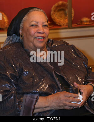 Amerikanische Schriftsteller Toni Morrison nimmt an einem Empfang in der Residenz des US-Botschafters in Paris am 21. September 2012. Morrison ist der Ehrengast der diesjährigen Ausgabe des Festivals Amerika literarische Festival, eine Biennale in Paris, welche Funktionen und feiert Nordamerikanischen Autoren. UPI/David Silpa. Stockfoto