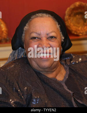 Amerikanische Schriftsteller Toni Morrison nimmt an einem Empfang in der Residenz des US-Botschafters in Paris am 21. September 2012. Morrison ist der Ehrengast der diesjährigen Ausgabe des Festivals Amerika literarische Festival, eine Biennale in Paris, welche Funktionen und feiert Nordamerikanischen Autoren. UPI/David Silpa. Stockfoto