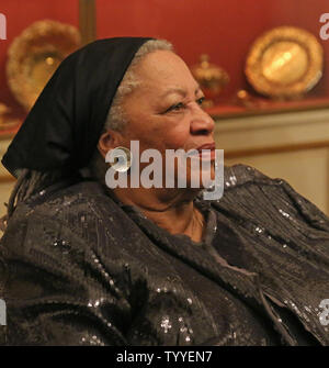 Amerikanische Schriftsteller Toni Morrison nimmt an einem Empfang in der Residenz des US-Botschafters in Paris am 21. September 2012. Morrison ist der Ehrengast der diesjährigen Ausgabe des Festivals Amerika literarische Festival, eine Biennale in Paris, welche Funktionen und feiert Nordamerikanischen Autoren. UPI/David Silpa. Stockfoto