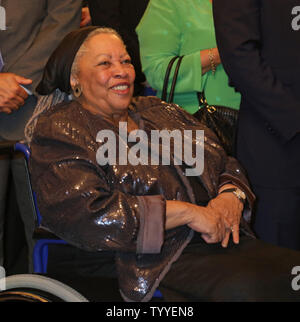 Amerikanische Schriftsteller Toni Morrison nimmt an einem Empfang in der Residenz des US-Botschafters in Paris am 21. September 2012. Morrison ist der Ehrengast der diesjährigen Ausgabe des Festivals Amerika literarische Festival, eine Biennale in Paris, welche Funktionen und feiert Nordamerikanischen Autoren. UPI/David Silpa. Stockfoto