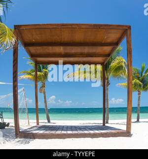 Coverered Deck am Strand mit Palmen und Blick auf Playa Mujeres in Quintana Roo, Cancun, Mexiko. Stockfoto