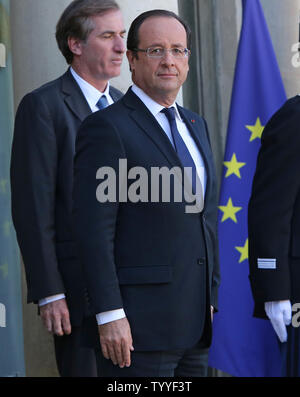 Der französische Präsident Francois Hollande erwartet die Ankunft der israelische Ministerpräsident Benjamin Netanjahu im Elysee-palast in Paris am 31. Oktober 2012. Die beiden Regierungschefs härtere Sanktionen gegen den Iran wegen seines Atomprogramms zu diskutieren. UPI/David Silpa Stockfoto