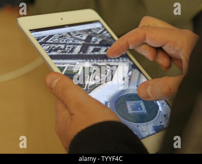 Ein Kunde versucht, ein neues iPad mini im Apple Store im Carrousel du Louvre nach seiner Freilassung heute in Paris am 2. November 2012. Das iPad mini, ein 7,9 Zoll (20 Zentimeter) Touchscreen tablet, ging auf Verkauf in 34 Ländern weltweit. UPI/David Silpa Stockfoto