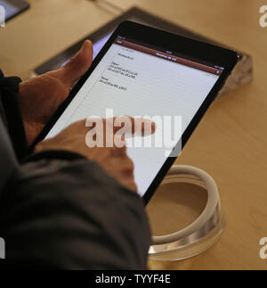 Ein Kunde versucht, ein neues iPad mini im Apple Store im Carrousel du Louvre nach seiner Freilassung heute in Paris am 2. November 2012. Das iPad mini, ein 7,9 Zoll (20 Zentimeter) Touchscreen tablet, ging auf Verkauf in 34 Ländern weltweit. UPI/David Silpa Stockfoto