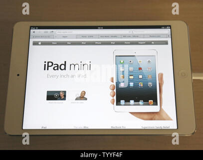 Ein neues iPad mini ist im Apple Store im Carrousel du Louvre gesehen nach seiner Freilassung heute in Paris am 2. November 2012. Das iPad mini, ein 7,9 Zoll (20 Zentimeter) Touchscreen tablet, ging auf Verkauf in 34 Ländern weltweit. UPI/David Silpa Stockfoto