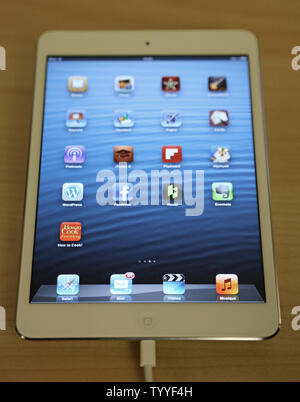 Ein neues iPad mini ist im Apple Store im Carrousel du Louvre gesehen nach seiner Freilassung heute in Paris am 2. November 2012. Das iPad mini, ein 7,9 Zoll (20 Zentimeter) Touchscreen tablet, ging auf Verkauf in 34 Ländern weltweit. UPI/David Silpa Stockfoto