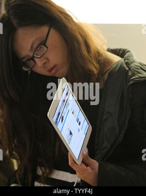 Der Kunde hält eine neue iPad mini im Apple Store im Carrousel du Louvre nach seiner Freilassung heute in Paris am 2. November 2012. Das iPad mini, ein 7,9 Zoll (20 Zentimeter) Touchscreen tablet, ging auf Verkauf in 34 Ländern weltweit. UPI/David Silpa Stockfoto