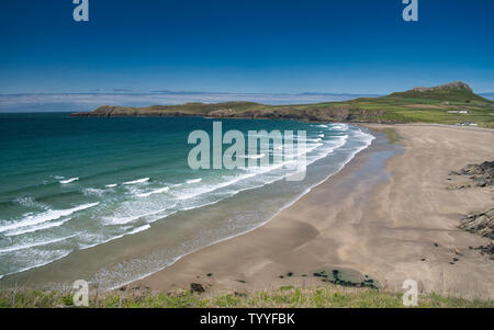 Whitesands Bay/Whitesands Beach in Pembrokeshire, Wales, UK an einem Sommertag, mit penmaen Dewi (St Davids Kopf) und Carn Llidi im Hintergrund Stockfoto