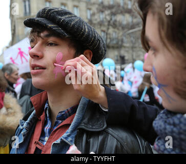 Ein Demonstrant hat sein Gesicht während einer Demonstration gegen homosexuelle Ehe gemalt, Gay adoption und medizinisch unterstützten Fortpflanzung in Paris am 13. Januar 2013. Die Demonstration, bei der Bekämpfung der französische Präsident Francois Hollande pledge homosexuelle Ehe in einem der anstehenden parlamentarischen Abstimmung zu legalisieren, zog grosse Menschenmassen aus verschiedenen Teilen des Landes. UPI/David Silpa Stockfoto