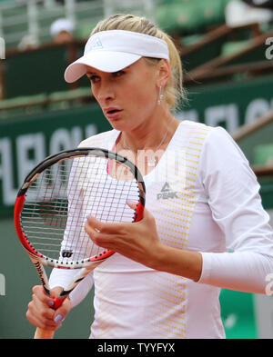 Olga Govortsova von Belarus Pausen während der ersten Runde der French Open Frauen Match gegen Marion Bartoli aus Frankreich in Roland Garros in Paris am 28. Mai 2013. Bartoli besiegte Govortsova (8) 7-6, 4-6, 7-5. UPI/David Silpa Stockfoto