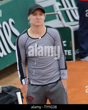 Amerikanische Bethanie Mattek-Sands wartet auf den Start der zweiten Runde der French Open Frauen Match gegen Na Li aus China in Roland Garros in Paris am 30. Mai 2013. Mattek-Sands besiegt Li 5-7, 6-3, 6-2. UPI/David Silpa Stockfoto