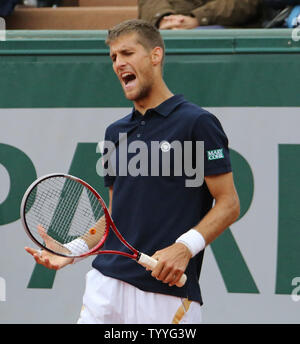 Martin Klizan der Slowakei reagiert nach einem Schuss während der zweiten Runde der French Open Männer Match gegen den Spanier Rafael Nadal in Roland Garros in Paris am 31. Mai 2013. Nadal besiegte Klizan 4-6, 6-3, 6-3, 6-3. UPI/David Silpa Stockfoto