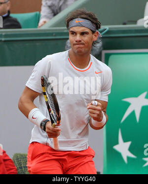 Der Spanier Rafael Nadal reagiert nach einem Schuss während der zweiten Runde der French Open Männer Spiel gegen Martin Klizan der Slowakei in Roland Garros in Paris am 31. Mai 2013. Nadal besiegte Klizan 4-6, 6-3, 6-3, 6-3. UPI/David Silpa Stockfoto