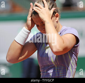 Italienisch Sara Errani Pausen beim Viertelfinale der French Open Frauen Match gegen Agnieszka Radwanska von Polen in Roland Garros in Paris am 4. Juni 2013. Errani besiegt Radwanska 6-4, 7-6 (6). UPI/David Silpa Stockfoto