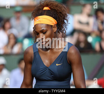 Amerikanische Serena Williams Pausen beim Halbfinale der French Open Frauen Match gegen Italienische Sara Errani in Roland Garros in Paris am 6. Juni 2013. Williams besiegte Errani 6-0, 6-1. UPI/David Silpa Stockfoto