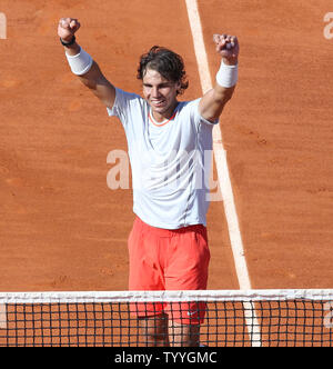 Der Spanier Rafael Nadal feiert nach seinem Sieg im Halbfinale der French Open Männer Match gegen den Serben Novak Djokovic in Roland Garros in Paris am 7. Juni 2013. Nadal besiegt Djokovic 6-4, 3-6, 6-1, 6-7 (3), 9-7. UPI/David Silpa Stockfoto