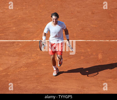 Der Spanier Rafael Nadal feiert nach seinem Sieg im Halbfinale der French Open Männer Match gegen den Serben Novak Djokovic in Roland Garros in Paris am 7. Juni 2013. Nadal besiegt Djokovic 6-4, 3-6, 6-1, 6-7 (3), 9-7. UPI/David Silpa Stockfoto