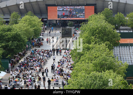 Zuschauer verfolgen Finale der French Open Frauen Match zwischen Russin Maria Sharapova und Amerikanischen Serena Williams auf einem riesigen Bildschirm in Roland Garros in Paris am 8. Juni 2013. Williams besiegte Sharapova 6-4, 6-4 Ihr zweites French Open Titel zu gewinnen und die ersten amerikanischen werden Frau von Roland Garros zu gewinnen, da Sie zuletzt das Turnier 2002 gewonnen. UPI/David Silpa Stockfoto