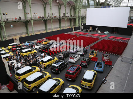 Ein amerikanisches Drive-in-Kino, zusammen mit offenen Fiat 500 Autos wie Sitze verwendet werden, ist in dem Grand Palais als Teil einer Sommer film Festival in Paris am 11. Juni 2013 eingestellt. Die Cinema Paradiso Veranstaltung, die von französischen Film Firma MK2 organisiert, wird die amerikanische Kult Klassiker wie Pulp Fiction, Fett und Taxifahrer, sowie eine Vorschau von Star Trek: In Dunkelheit zeigen. Die Veranstaltung dauert bis Juni 21.. UPI/David Silpa Stockfoto