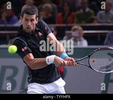 Novak Djokovic aus Serbien bereitet einen Schuß während seines BNP Paribas Masters Viertelfinalegleichen gegen Stanislas Wawrinka aus der Schweiz in Paris am 1. November 2013 getroffen. Djokovic besiegt Wawrinka 6-1, 6-4 das Halbfinale. UPI/David Silpa Stockfoto