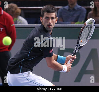 Novak Djokovic aus Serbien bereitet einen Schuß während seines BNP Paribas Masters Viertelfinalegleichen gegen Stanislas Wawrinka aus der Schweiz in Paris am 1. November 2013 getroffen. Djokovic besiegt Wawrinka 6-1, 6-4 das Halbfinale. UPI/David Silpa Stockfoto