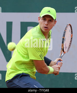 Alejandro Gonzalez von Kolumbien schlägt einen Schuß in der ersten Runde der French Open Männer Match gegen den Amerikaner Michael Russell in Roland Garros in Paris am 26. Mai 2014. Gonzalez besiegten Russell 6-2, 6-4, 6-7 (6), 6-1 in die zweite Runde zu gelangen. UPI/David Silpa Stockfoto