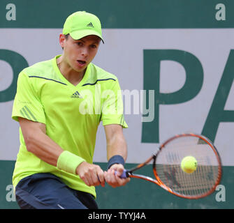 Alejandro Gonzalez von Kolumbien schlägt einen Schuß in der ersten Runde der French Open Männer Match gegen den Amerikaner Michael Russell in Roland Garros in Paris am 26. Mai 2014. Gonzalez besiegten Russell 6-2, 6-4, 6-7 (6), 6-1 in die zweite Runde zu gelangen. UPI/David Silpa Stockfoto