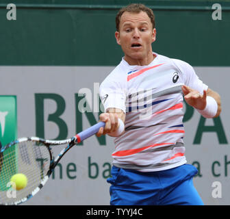 Amerikaner Michael Russell schlägt einen Schuß in der ersten Runde der French Open Männer Spiel gegen Alejandro Gonzalez von Kolumbien in Roland Garros in Paris am 26. Mai 2014. Gonzalez besiegten Russell 6-2, 6-4, 6-7 (6), 6-1 in die zweite Runde zu gelangen. UPI/David Silpa Stockfoto