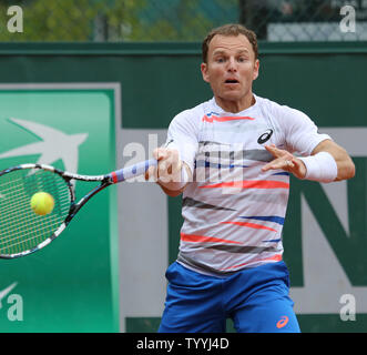 Amerikaner Michael Russell schlägt einen Schuß in der ersten Runde der French Open Männer Spiel gegen Alejandro Gonzalez von Kolumbien in Roland Garros in Paris am 26. Mai 2014. Gonzalez besiegten Russell 6-2, 6-4, 6-7 (6), 6-1 in die zweite Runde zu gelangen. UPI/David Silpa Stockfoto